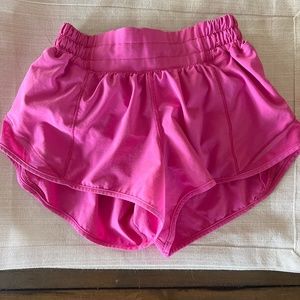 Lululemon Hotty Hot Low-Rise Lined Short 2.5 Inch Sonic Pink Size 0